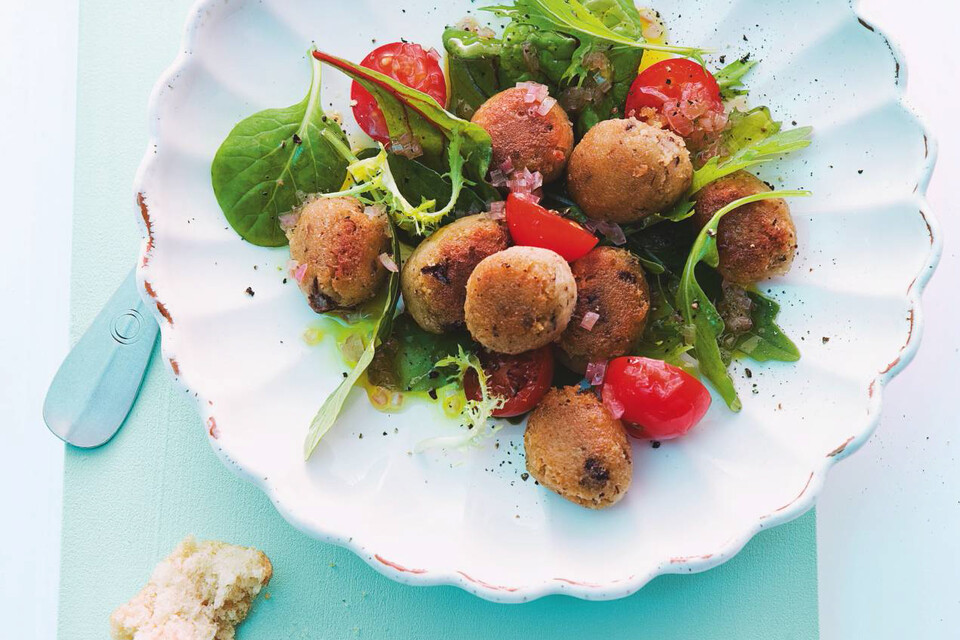 Blattsalat mit Pfifferling-Gnocchi und Tomaten