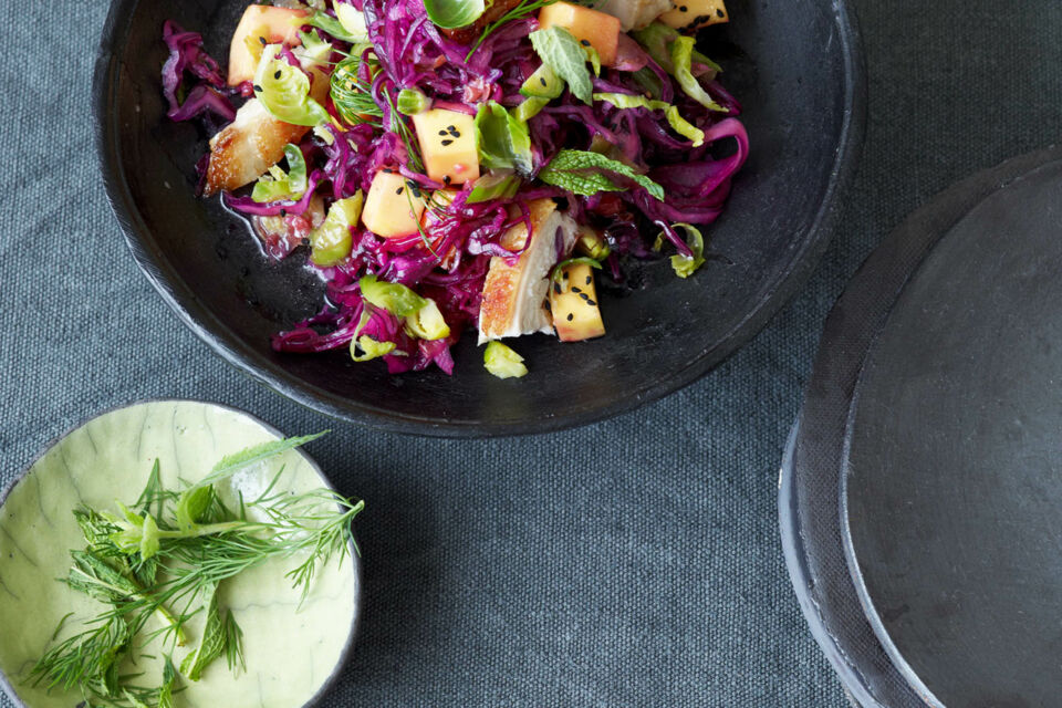 Rosenkohl-Ingwer-Salat mit knusprigen Hähnchenstreifen