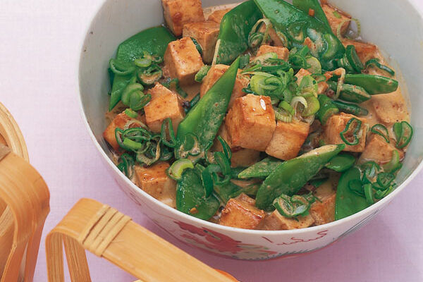 Tofu mit Zuckerschoten und Currysauce