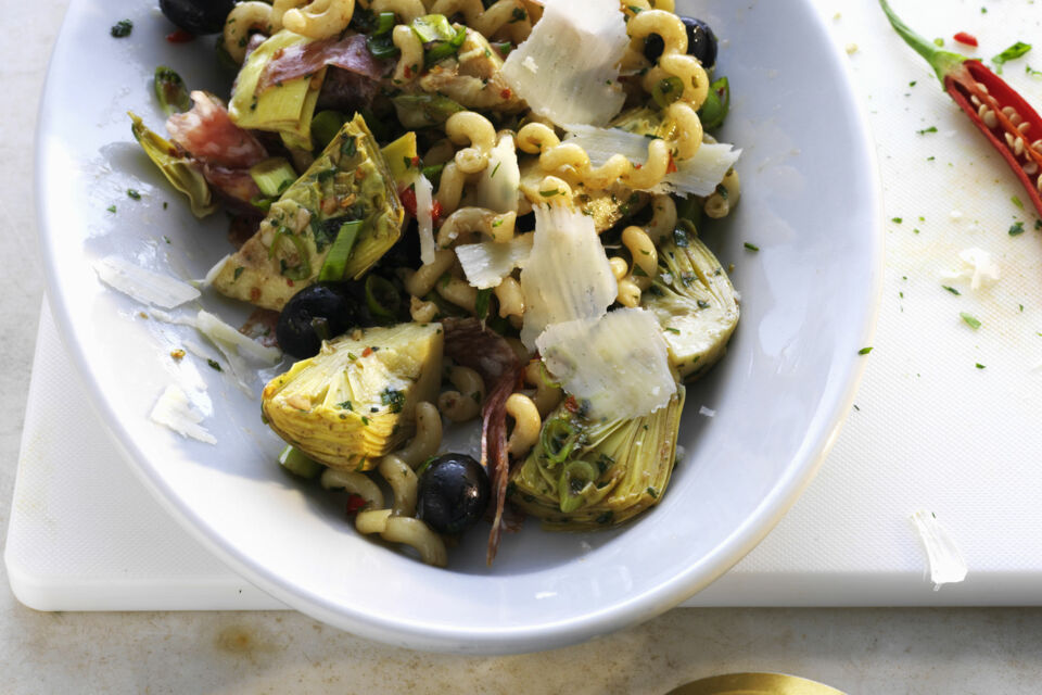Nudelsalat mit Oliven, Artischocken und Salami