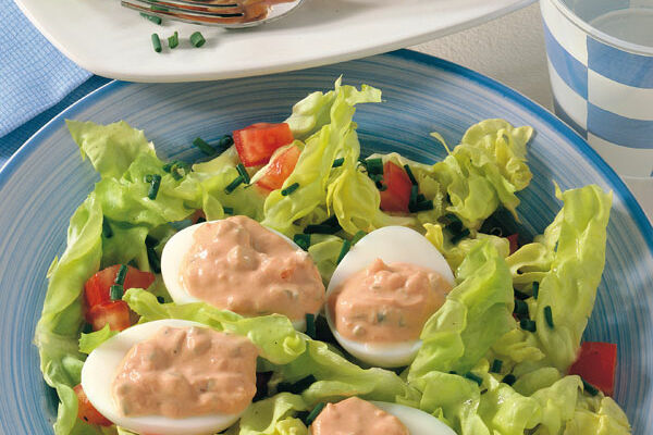 Kopfsalat mit Tomaten und gefüllten Eiern