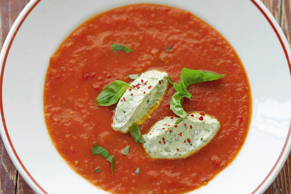 Tomatensuppe mit Basilikumricotta