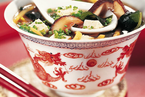 Miso-Suppe mit Gemüse und Tofu