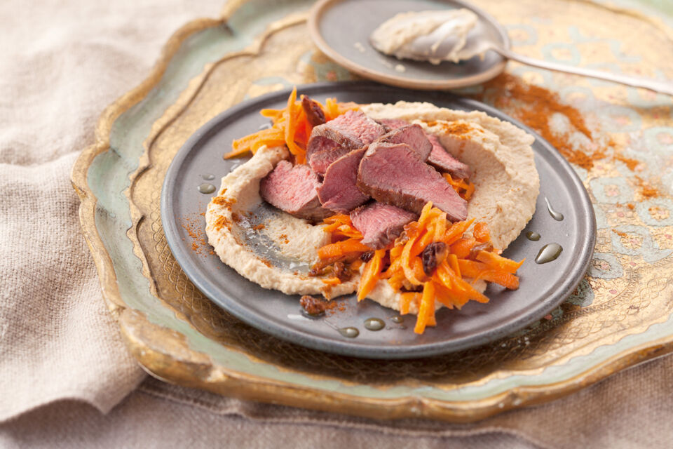 Lammlachse mit Möhrensalat und Hummus
