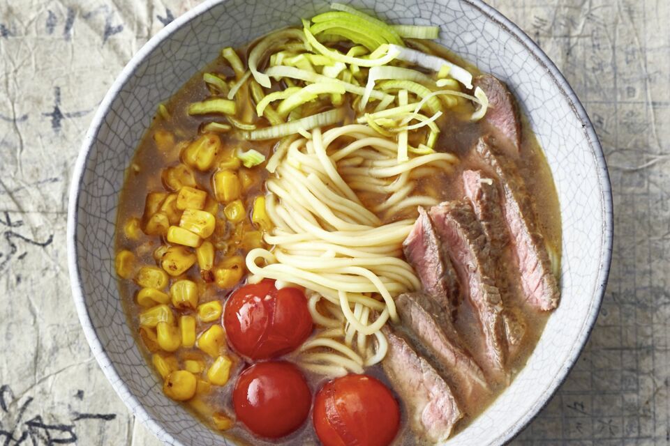 Ramen mit Steak, geröstetem Mais und Tomate
