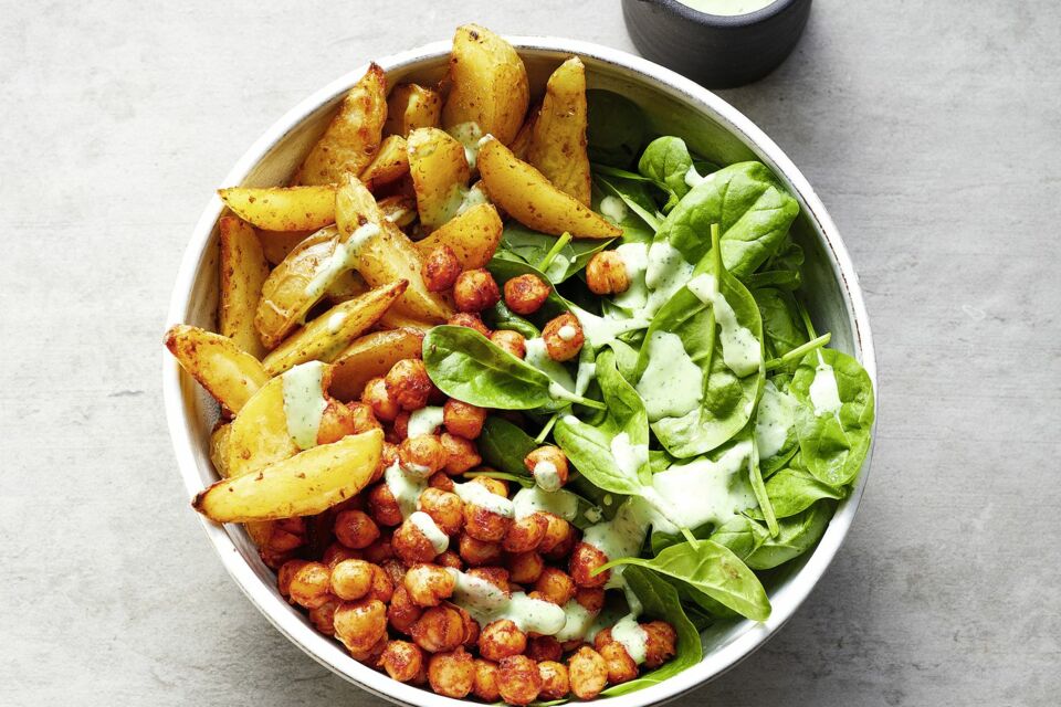 Ofenkartoffel-Spinat-Bowl mit scharfen Kichererbsen und Korianderdressing