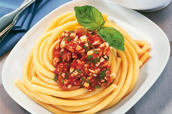 Makkaroni mit Tomaten-Mandel-Sauce