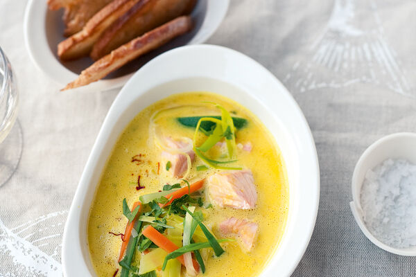 Safran-Fischsuppe mit Gemüse