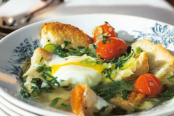 Toskanische Gemüsesuppe mit Ei