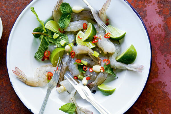 Scharfer Salat aus rohen Garnelen (Gung Sot Tschä Nam Pla)