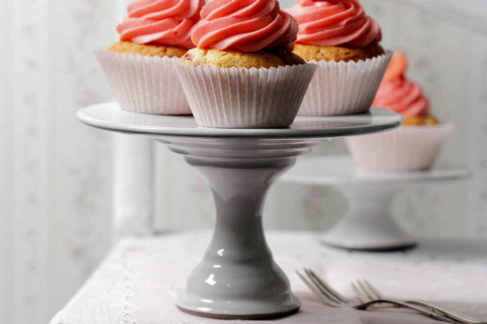 Cupcakes mit Erdbeeren und Marzipan