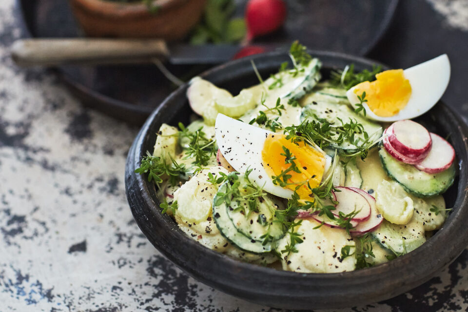Kartoffelsalat mit Eiern und Joghurt-Mayonnaise
