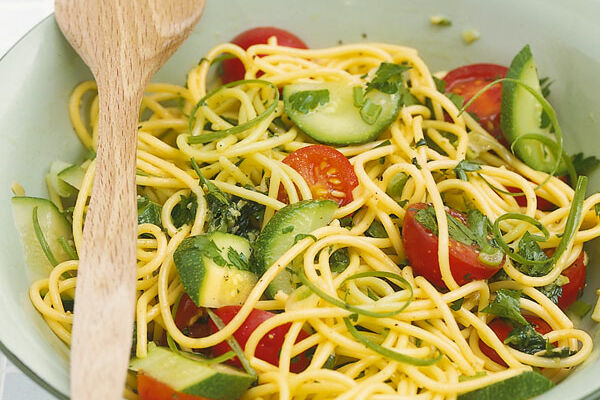 Spaghettisalat mit Zucchini und Zitrone