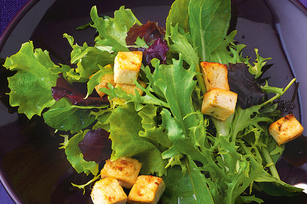 Blattsalate mit gebratenem Tofu