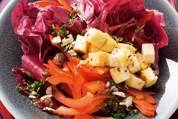 Paprika-Radicchio-Salat mit Tofu