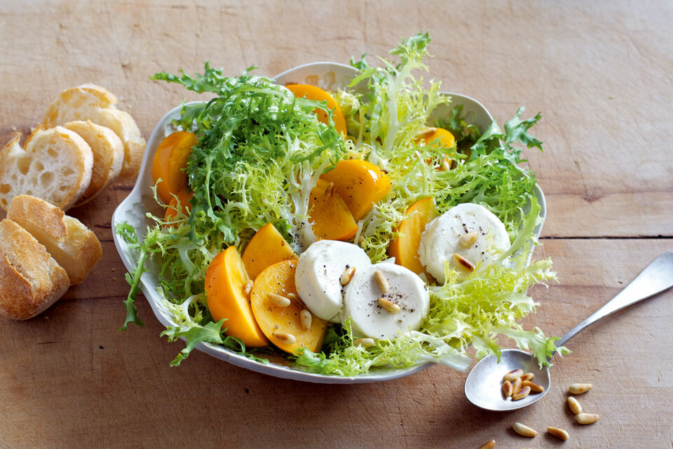 Kaki-Frisée-Salat mit Ziegenkäse