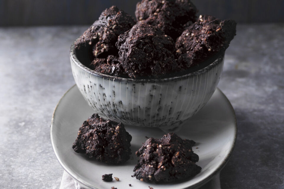 Chocolate-Cookies mit Macadamias und Ahornsirup