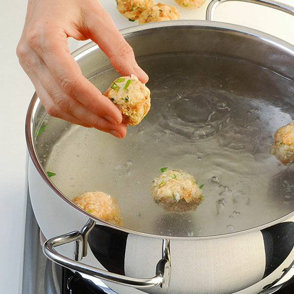 Mini-Semmelknödel mit Champignonrahm Rezept | Küchengötter