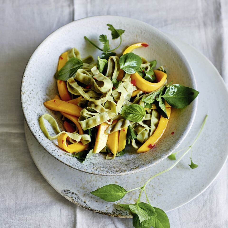 Edamame-Nudeln mit Kräutern, Mango und Chili