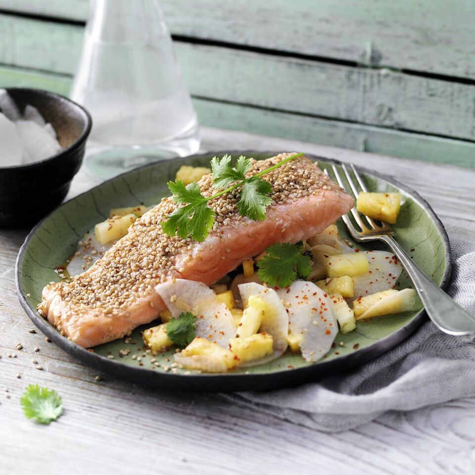 Sesam-Lachs mit Ananas-Rettich-Salat | Almased® Rezepte | Küchengötter Sesam-Lachs mit Ananas-Rettich-Salat | Almased® Rezepte | Küchengötter