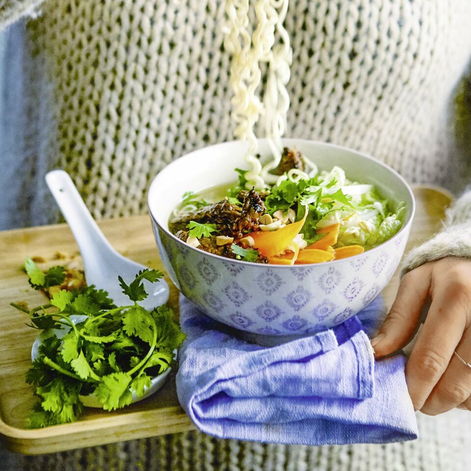 asia-suppen-bowl-mit-mariniertem-rindfleisch-rezept