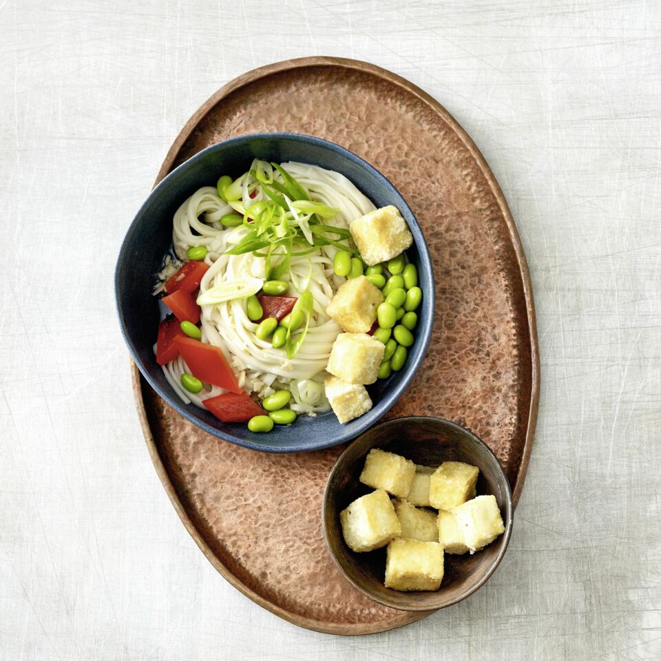 Nudelbowl mit frittierten Tofuwürfeln