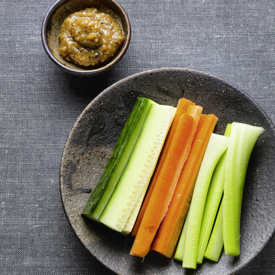Gemüsesticks auf einem blauen Holzbrett serviert