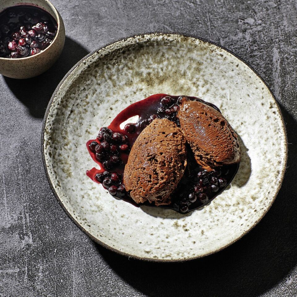 Tonka-Mousse-au-Chocolat mit Heidelbeersauce Rezept | Küchengötter Tonka-Mousse-au-Chocolat mit Heidelbeersauce Rezept | Küchengötter