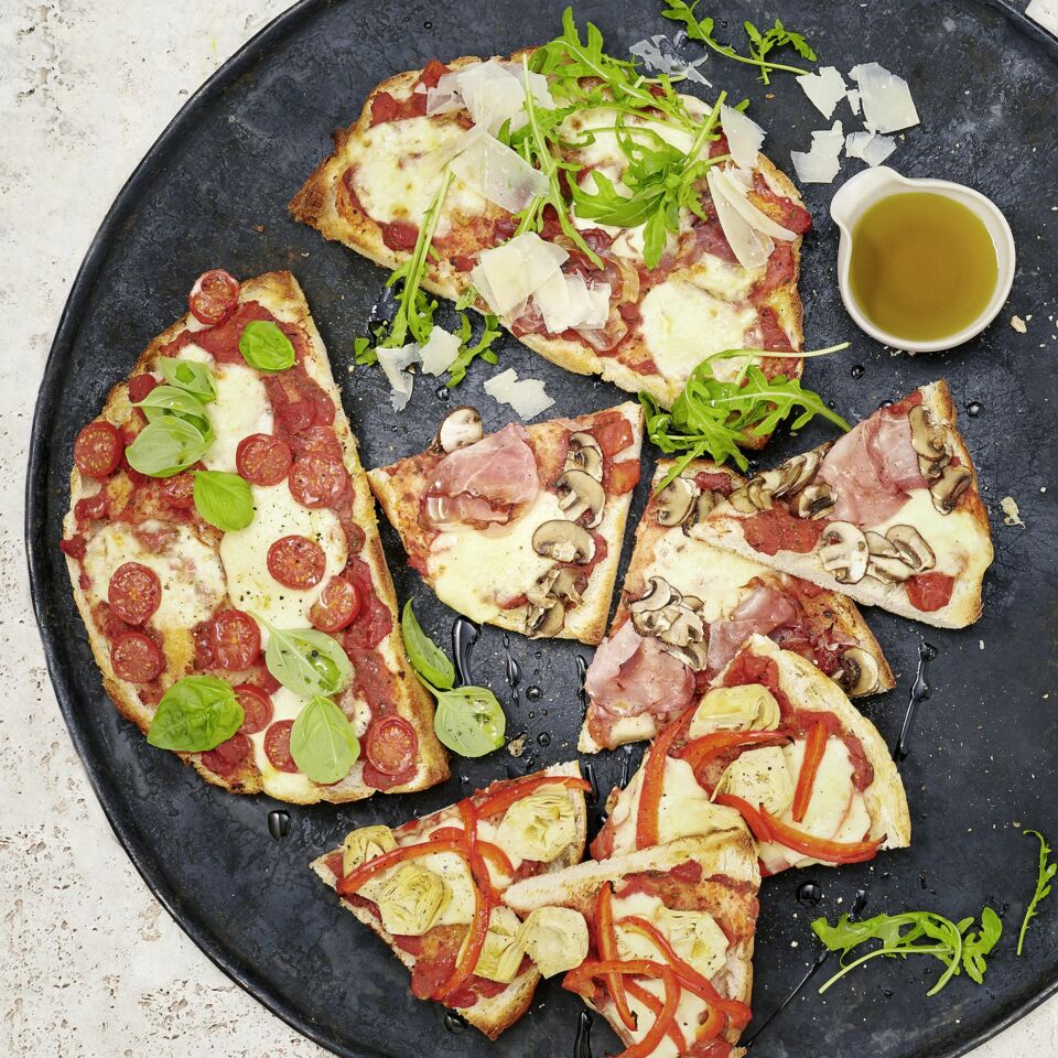 Fladenbrot-Pizza mit Tomaten und Mozzarella Rezept | Küchengötter