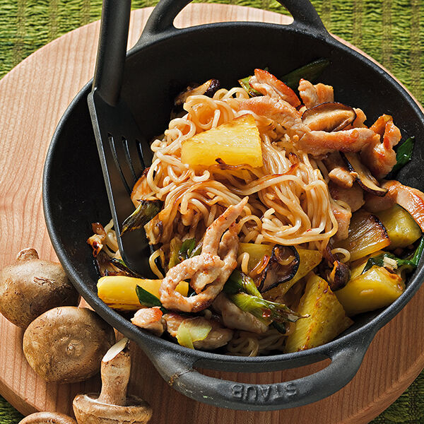 Gebratene Nudeln mit Ananas und Pute Rezept | Küchengötter Gebratene Nudeln mit Ananas und Pute Rezept | Küchengötter