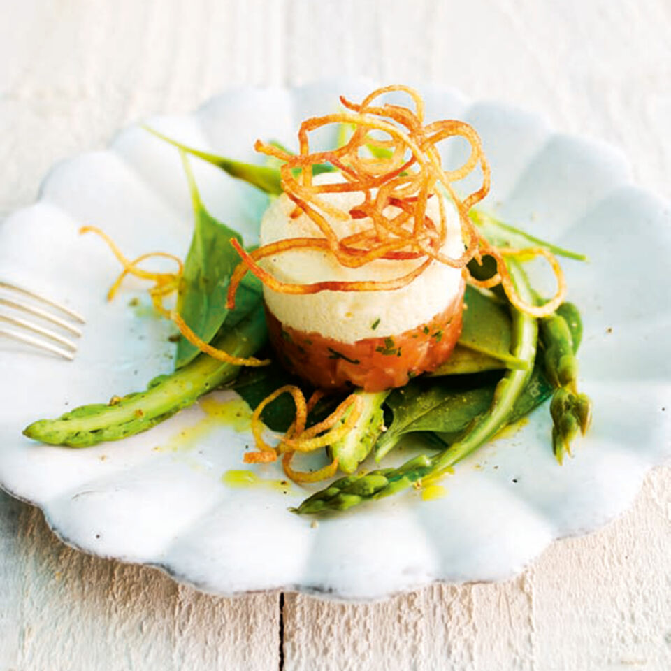 Johnnie foodies Spargel-Mousse auf Lachstatar Rezept | Küchengötter