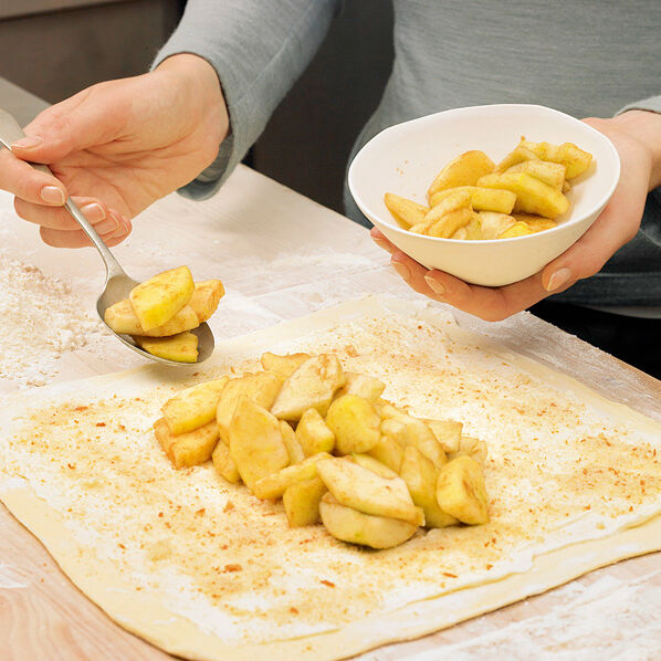 Apfelstrudel mit Vanillesauce Rezept | Küchengötter Apfelstrudel mit Vanillesauce Rezept | Küchengötter