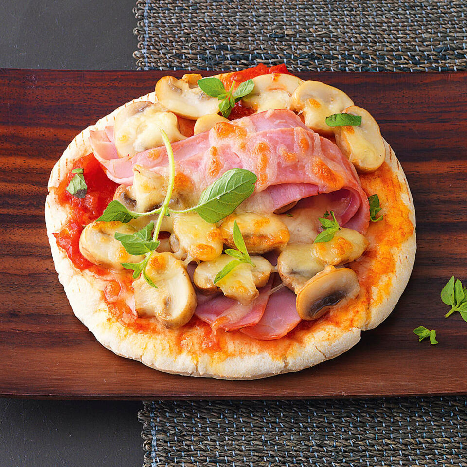 Schnelle Pizza mit Pilzen und Schinken Rezept | Küchengötter