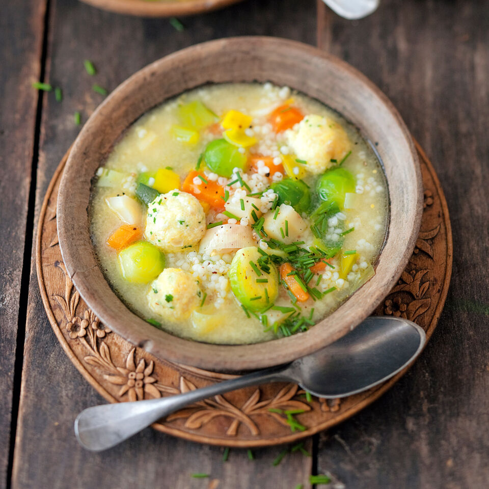 Graupeneintopf mit Käseklößchen Rezept (vegetarisch) | Küchengötter Graupeneintopf mit Käseklößchen Rezept (vegetarisch) | Küchengötter