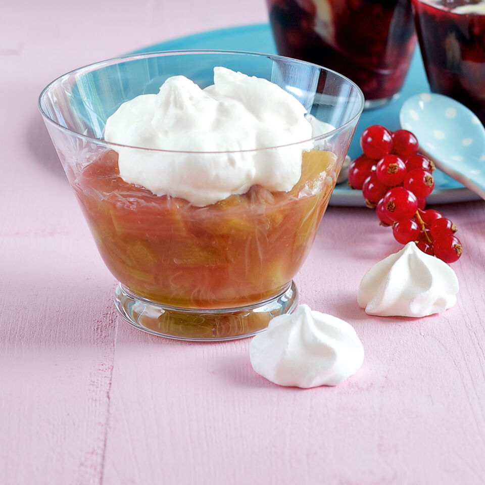 Rhabarberkompott mit Baiser-Sahne Rezept | Küchengötter Rhabarberkompott mit Baiser-Sahne Rezept | Küchengötter