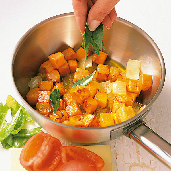 Gemüse mit frischen Curryblättern und Koriander-Minze-Joghurt