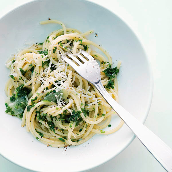 Spaghetti mit Petersilie und Knoblauch Rezept | Küchengötter