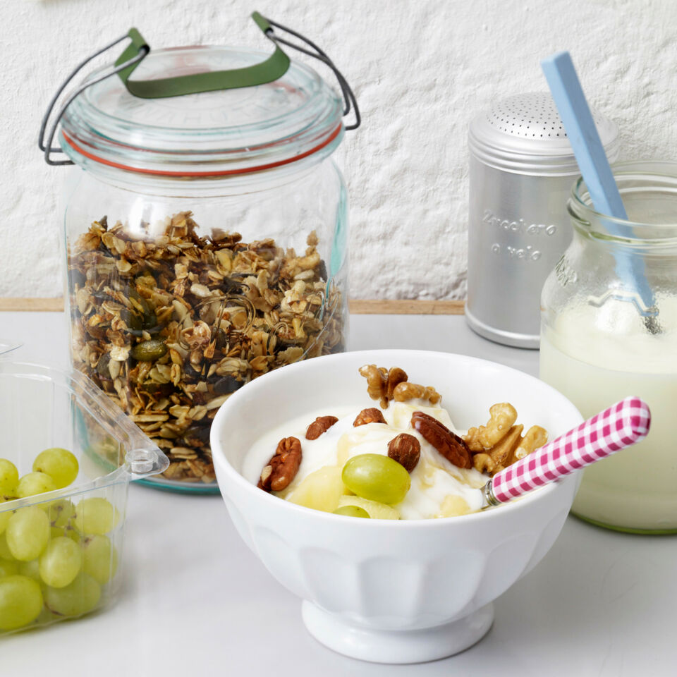 Joghurt mit Obst und Nüssen Rezept | Küchengötter Joghurt mit Obst und Nüssen Rezept | Küchengötter