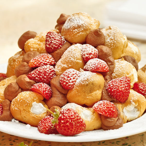 Profiteroles con fragole - Kleine Windbeutel mit Erdbeeren Rezept ... Profiteroles con fragole - Kleine Windbeutel mit Erdbeeren Rezept ...