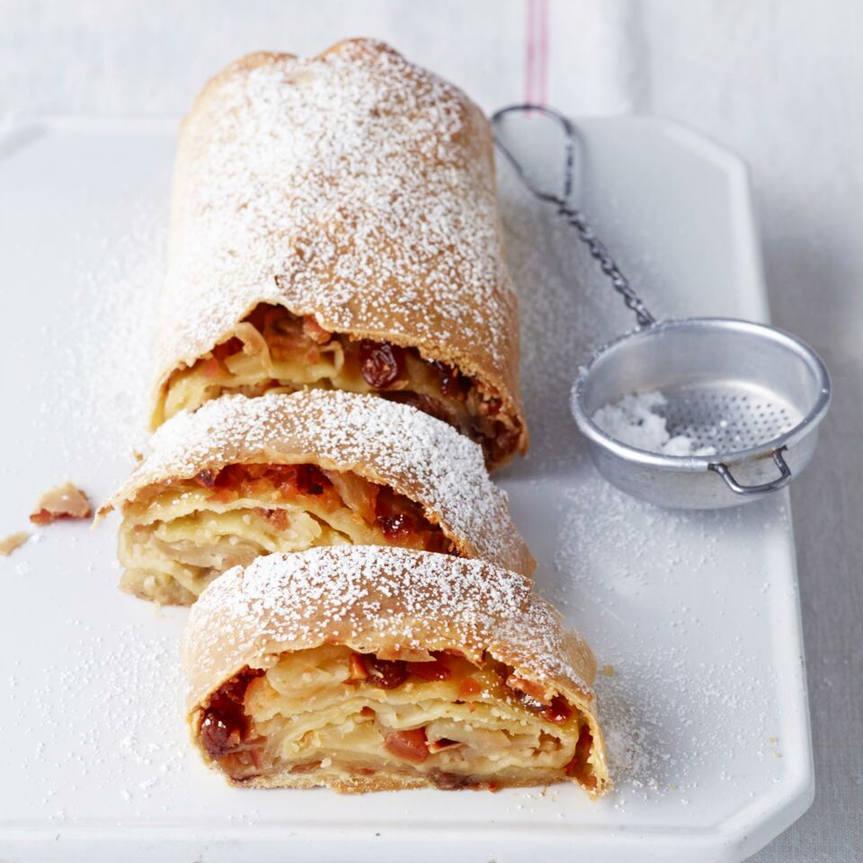 Apfelstrudel mit Pinienkernen und Rosinen Rezept | Küchengötter Apfelstrudel mit Pinienkernen und Rosinen Rezept | Küchengötter