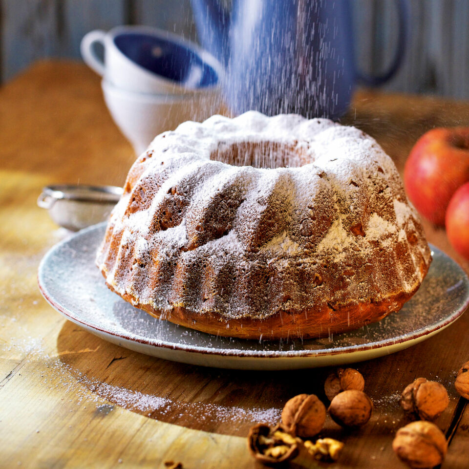 Gugelhupf mit Walnüssen und Äpfeln Rezept | Küchengötter Gugelhupf mit Walnüssen und Äpfeln Rezept | Küchengötter