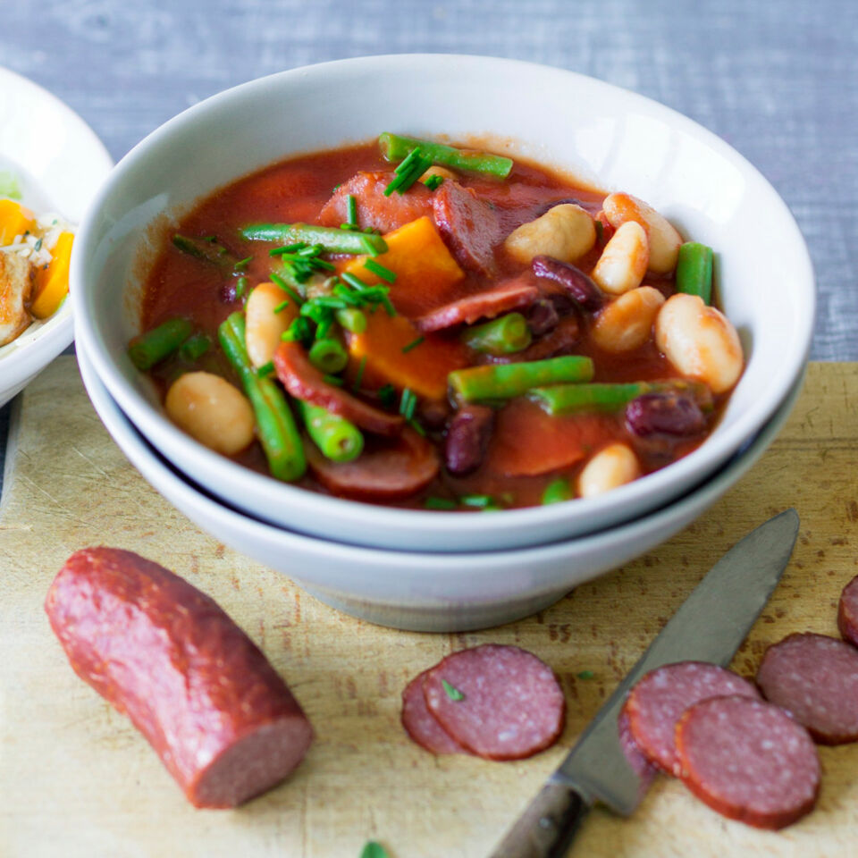 Bunter Bohneneintopf mit Kabanossi Rezept | Küchengötter Bunter Bohneneintopf mit Kabanossi Rezept | Küchengötter