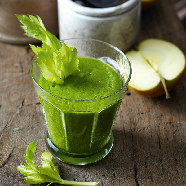 Smoothie mit Spinat, Stangensellerie, Apfel und Zucchini Rezept ... Smoothie mit Spinat, Stangensellerie, Apfel und Zucchini Rezept ...