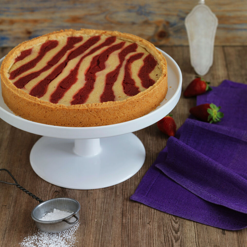 Veganer Zebra-Käsekuchen mit Erdbeeren Rezept | Küchengötter Veganer Zebra-Käsekuchen mit Erdbeeren Rezept | Küchengötter