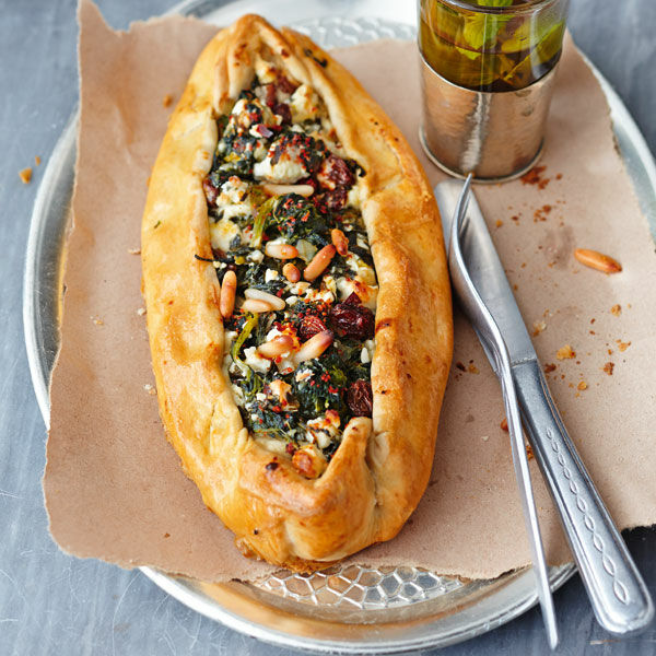 Schafskäse-Spinat-Pide Rezept | Küchengötter Schafskäse-Spinat-Pide Rezept | Küchengötter
