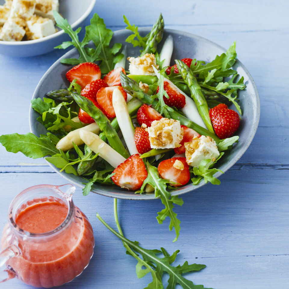 Erdbeer-Spargel-Salat mit Walnussfeta Rezept | Küchengötter
