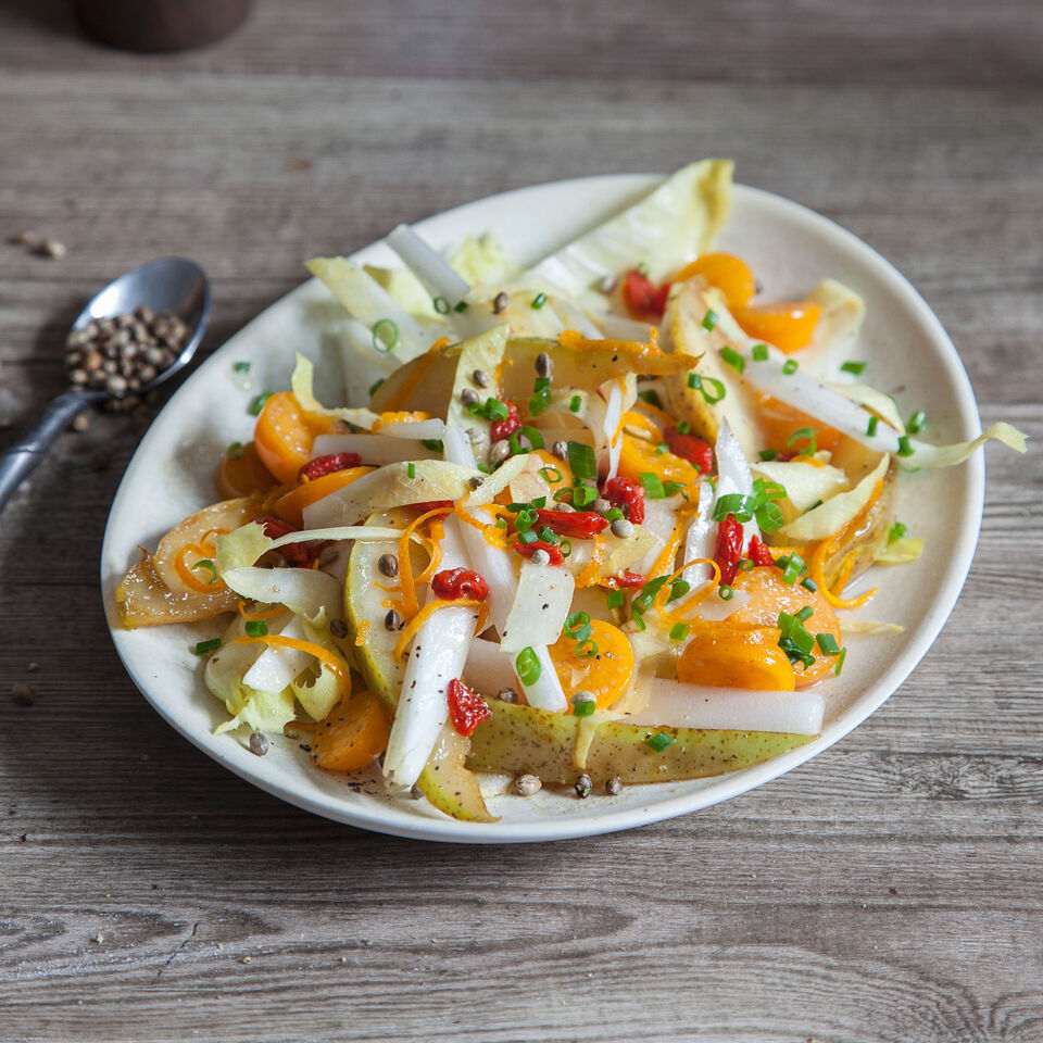 Veganer Chicoréesalat mit Birnen und Physalis Rezept | Küchengötter Veganer Chicoréesalat mit Birnen und Physalis Rezept | Küchengötter