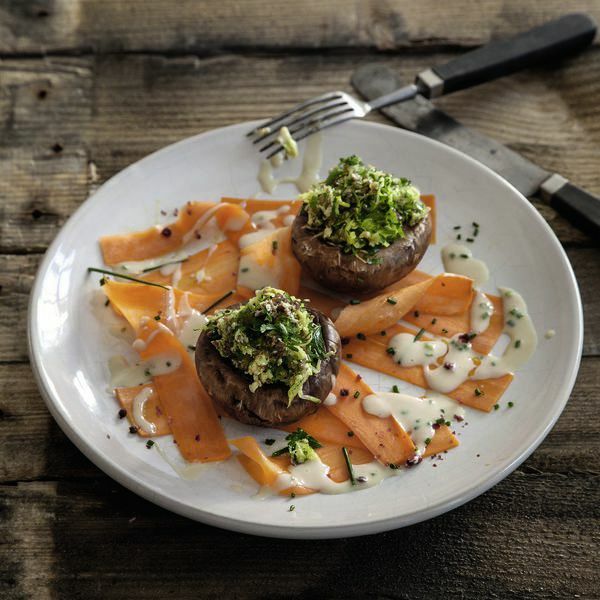 Vegane gefüllte Champignons mit Möhren-Carpaccio Rezept | Küchengötter Vegane gefüllte Champignons mit Möhren-Carpaccio Rezept | Küchengötter