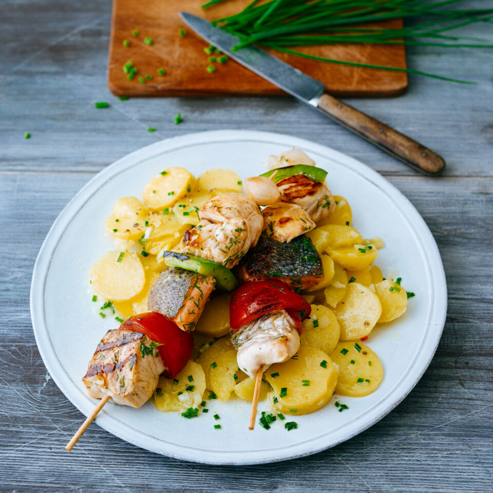 Fischspieße mit Kartoffelsalat Rezept (glutenfrei) | Küchengötter Fischspieße mit Kartoffelsalat Rezept (glutenfrei) | Küchengötter