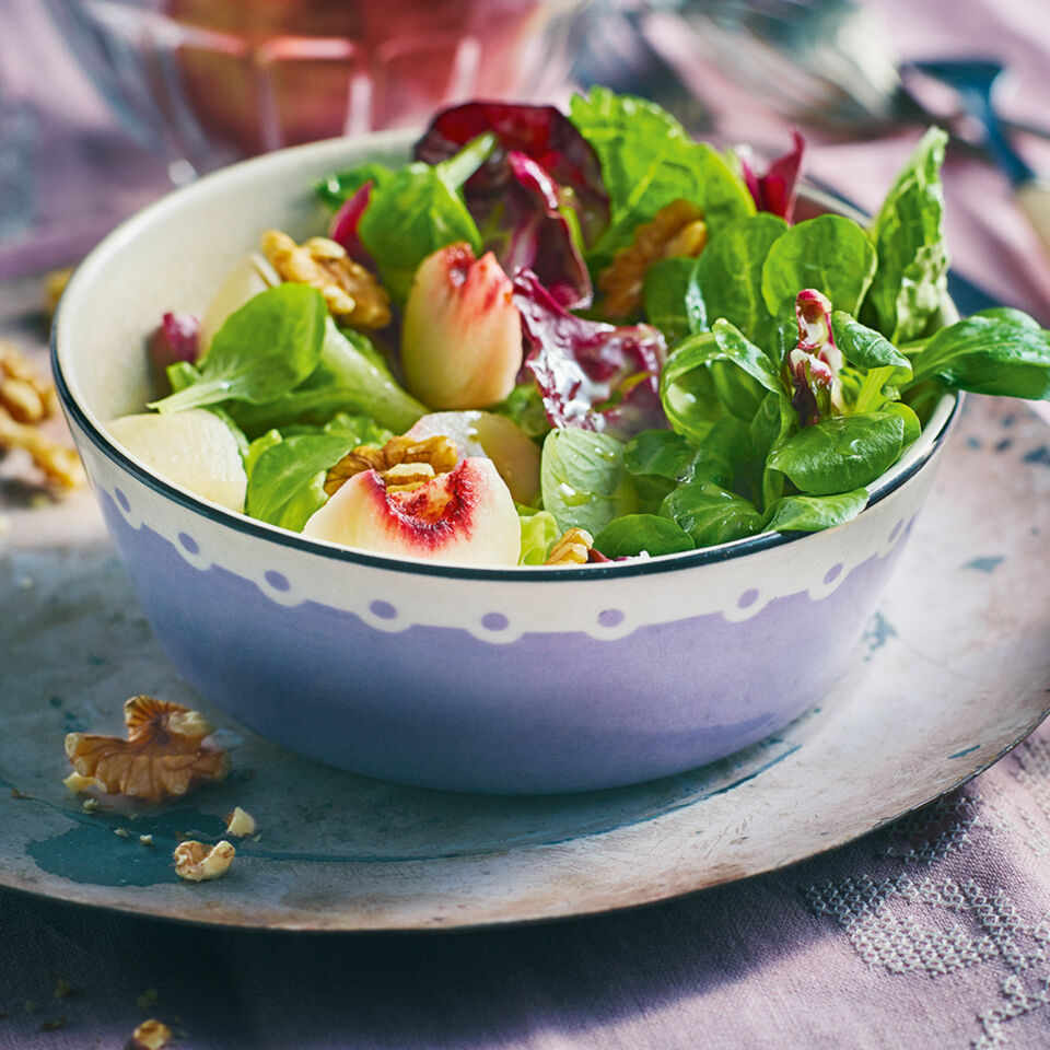 Bunter Salat mit Pfirsichen Rezept | Küchengötter